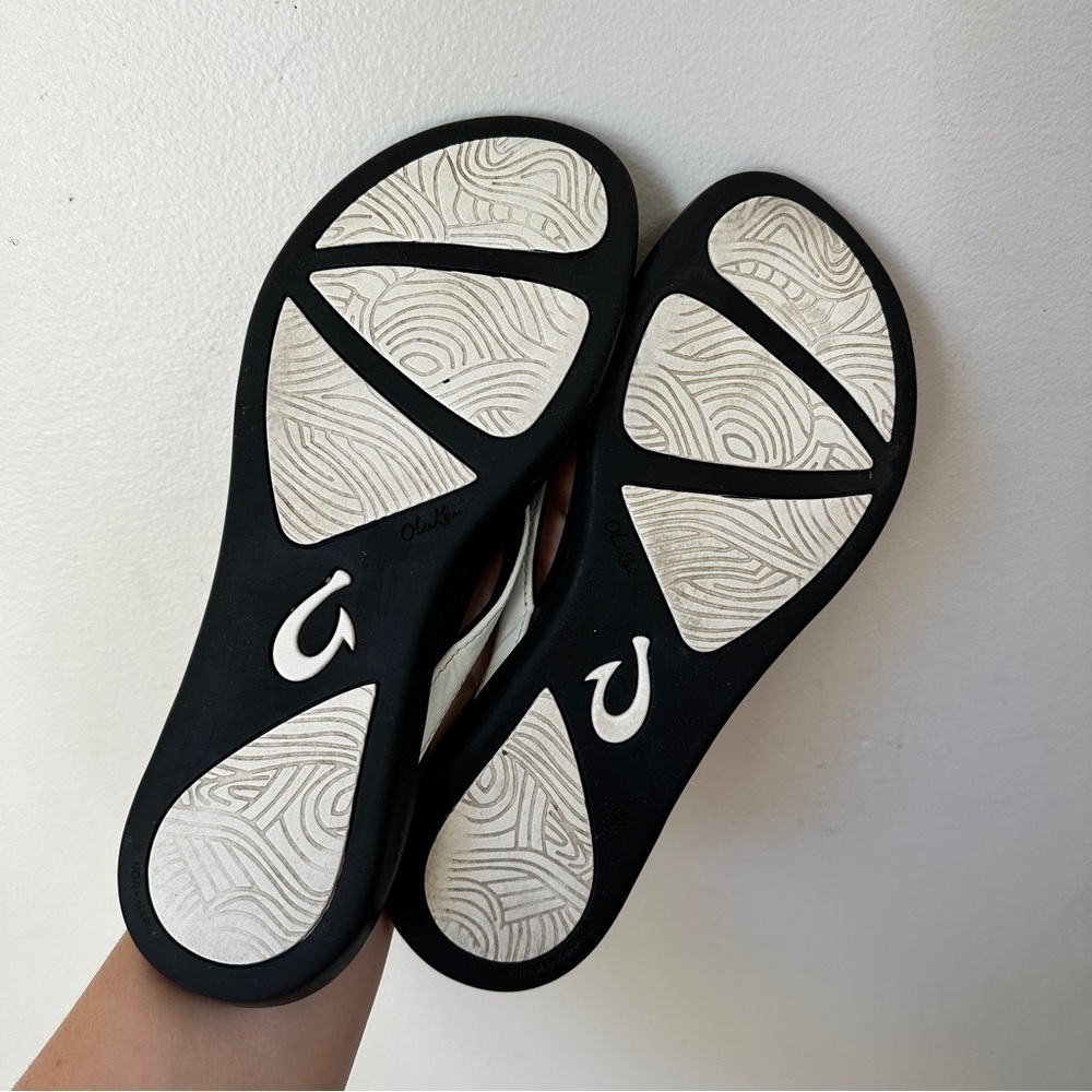 OluKai Ho'opio White/Onyx Strap Flip
Flop Sandals Women's Size 9 - Picture 7 of 11